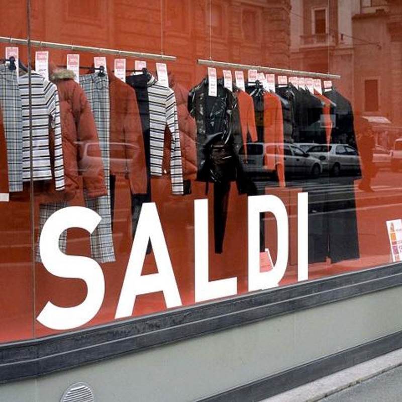 Saldi al via: 140 euro a persona per l'acquisto  di abbigliamento, calzature e accessori. Spesa in linea con lo scorso anno