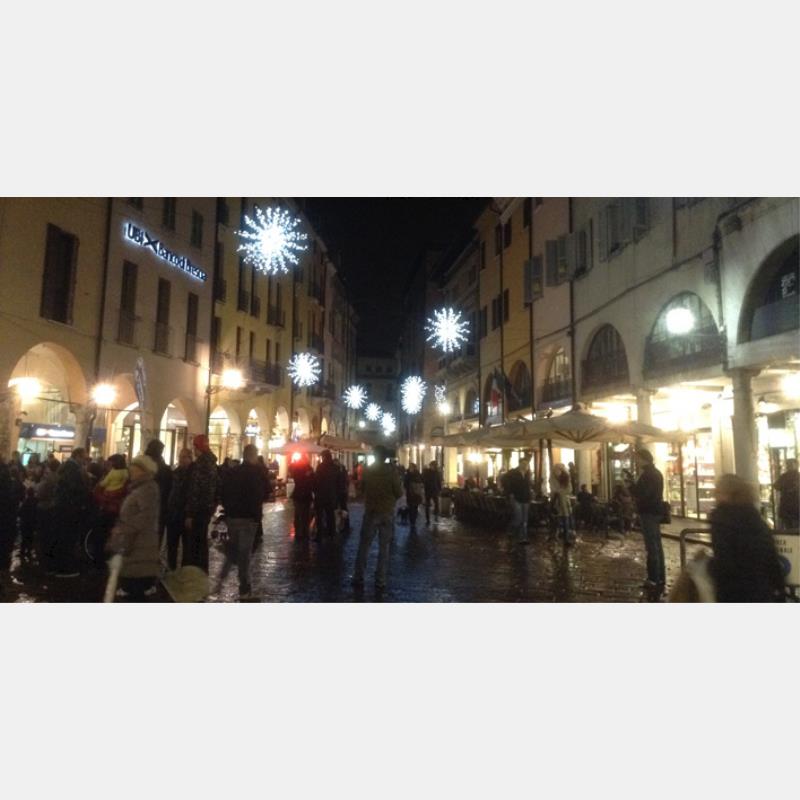 Natale in città, tutte le iniziative di Confcommercio Mantova. E la mostra di Mirò porta il tutto esaurito negli hotel