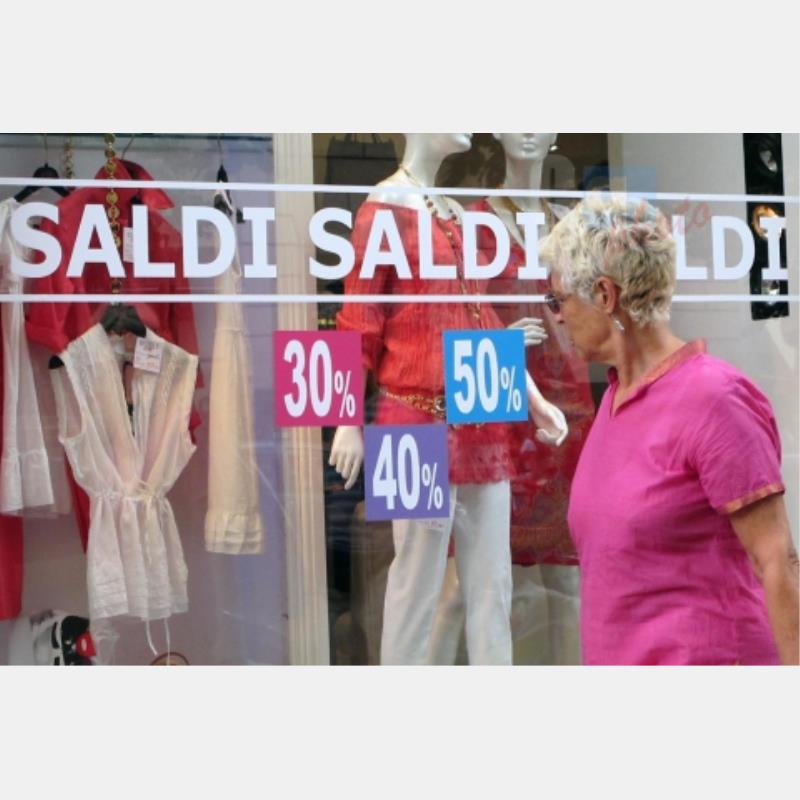 Sabato 4 luglio saldi estivi al via: consumi in lieve rialzo secondo le stime di Confcommercio