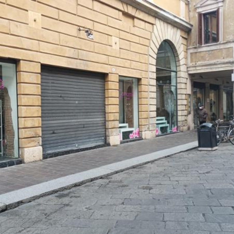 Mantova,in un decennio "spariti"  117 negozi e  21 attività di alloggio e ristorazione